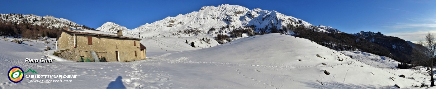 25 Baita Sura (1568 m) con vista in Cima Croce in alto  a sx e Cima Alben a dx.jpg